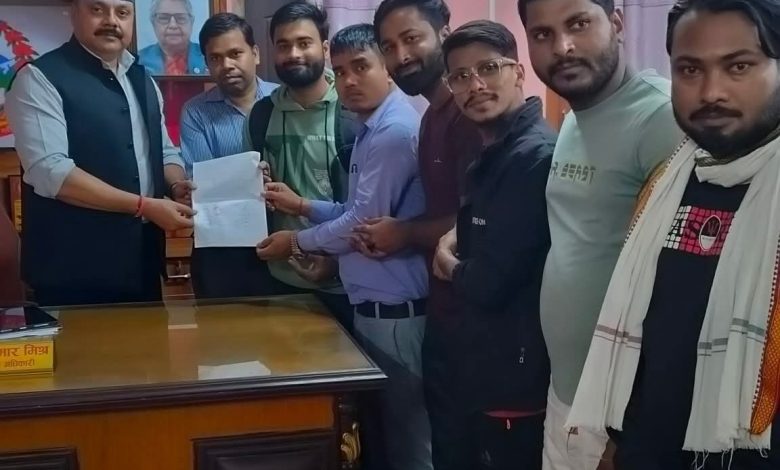 Photo of कलैयाका युवाद्वारा प्रमुख जिल्ला अधिकारीलाई ज्ञापनपत्र