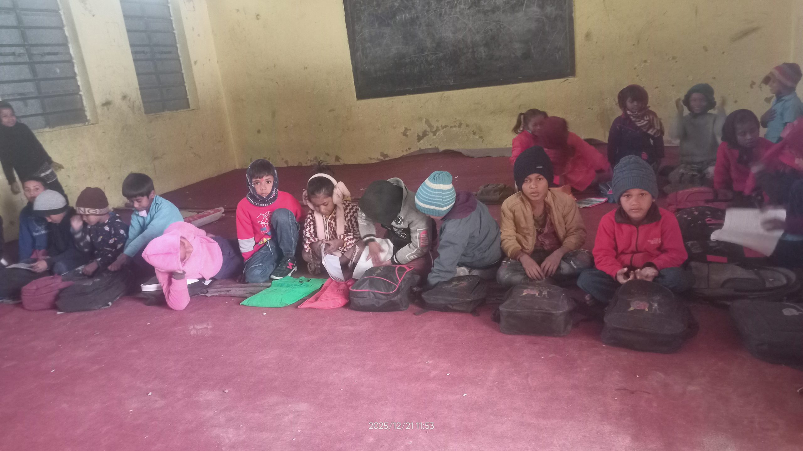 Photo of मधेसमा चिसो बढेपछि जनजीवन प्रभावित, सामुदायिक विद्यालयमा विद्यार्थी उपस्थिति घट्यो